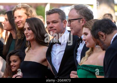 Lilou Siauvaud (l-r), Camille Cottin, Matt Damon, directeur Tom McCarthy et Abigail Breslin assistent à la première de 'Stillwater' lors du 74e Festival annuel du film de Cannes au Palais des Festivals à Cannes, le 08 juillet 2021. Banque D'Images