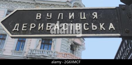 Gros plan d'un vieux panneau noir portant le nom de la rue Deribasovskaya. Deribasovskaya est la rue la plus célèbre d'Odessa Banque D'Images