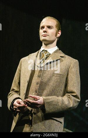 Oliver Darley (Sir Percival Glyde) dans LA FEMME EN BLANC au Palace Theatre, Londres W1 15/09/2004 musique: Andrew Lloyd Webber paroles: David Zippel livre: Charlotte Jones basé sur le roman de Wilkie Collins design: William Dudley éclairage: Paul Pyant danse et mouvement: Wayne McGregor réalisateur: Trevor Nunn Banque D'Images