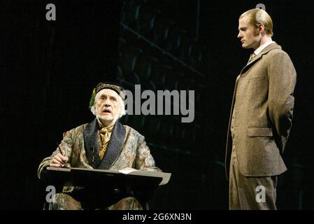 l-r: Edward Petherbridge (M. Fairlie), Oliver Darley (Sir Percival Glyde) dans LA FEMME EN BLANC au Palace Theatre, Londres W1 15/09/2004 musique: Andrew Lloyd Webber paroles: David Zippel livre: Charlotte Jones basé sur le roman de Wilkie Collins design: William Dudley éclairage: Paul Pyant danse et mouvement: Wayne McGregor directeur: Trevor Nunn Banque D'Images