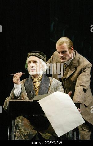 l-r: Edward Petherbridge (M. Fairlie), Oliver Darley (Sir Percival Glyde) dans LA FEMME EN BLANC au Palace Theatre, Londres W1 15/09/2004 musique: Andrew Lloyd Webber paroles: David Zippel livre: Charlotte Jones basé sur le roman de Wilkie Collins design: William Dudley éclairage: Paul Pyant danse et mouvement: Wayne McGregor directeur: Trevor Nunn Banque D'Images