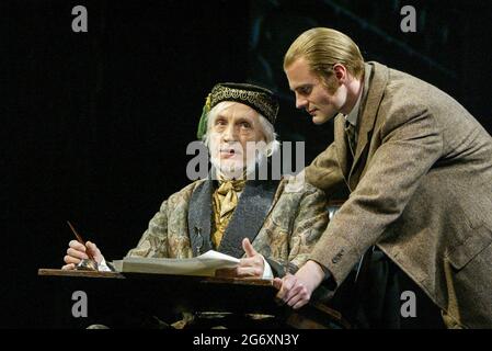 l-r: Edward Petherbridge (M. Fairlie), Oliver Darley (Sir Percival Glyde) dans LA FEMME EN BLANC au Palace Theatre, Londres W1 15/09/2004 musique: Andrew Lloyd Webber paroles: David Zippel livre: Charlotte Jones basé sur le roman de Wilkie Collins design: William Dudley éclairage: Paul Pyant danse et mouvement: Wayne McGregor directeur: Trevor Nunn Banque D'Images