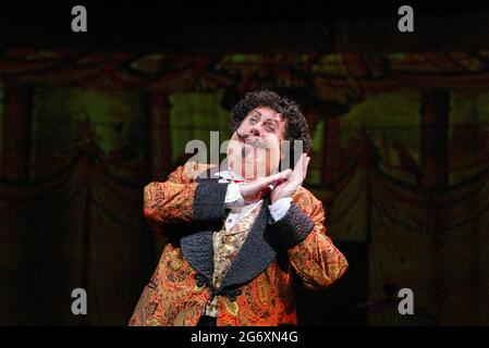 Michael Crawford (Comte Fosco) dans LA FEMME EN BLANC au Palace Theatre, Londres W1 15/09/2004 musique: Andrew Lloyd Webber paroles: David Zippel livre: Charlotte Jones basé sur le roman de Wilkie Collins design: William Dudley éclairage: Paul Pyant danse et mouvement: Wayne McGregor réalisateur: Trevor Nunn Banque D'Images