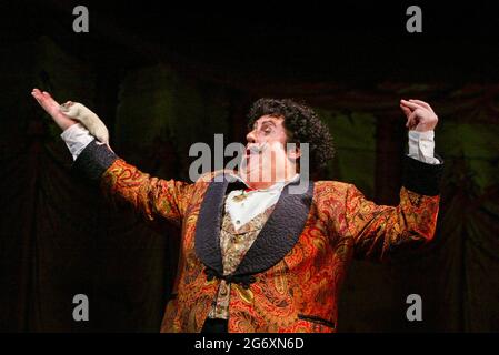 Michael Crawford (Comte Fosco) dans LA FEMME EN BLANC au Palace Theatre, Londres W1 15/09/2004 musique: Andrew Lloyd Webber paroles: David Zippel livre: Charlotte Jones basé sur le roman de Wilkie Collins design: William Dudley éclairage: Paul Pyant danse et mouvement: Wayne McGregor réalisateur: Trevor Nunn Banque D'Images