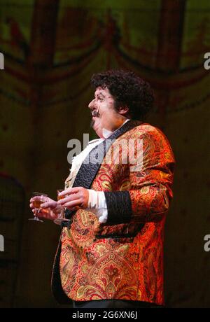 Michael Crawford (Comte Fosco) dans LA FEMME EN BLANC au Palace Theatre, Londres W1 15/09/2004 musique: Andrew Lloyd Webber paroles: David Zippel livre: Charlotte Jones basé sur le roman de Wilkie Collins design: William Dudley éclairage: Paul Pyant danse et mouvement: Wayne McGregor réalisateur: Trevor Nunn Banque D'Images