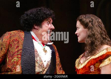 Michael Crawford (Comte Fosco), Maria Friedman (Marian Halcombe) dans LA FEMME EN BLANC au Palace Theatre, Londres W1 15/09/2004 musique: Andrew Lloyd Webber paroles: David Zippel livre: Charlotte Jones basé sur le roman de Wilkie Collins design: William Dudley éclairage: Paul Pyant danse et mouvement: Wayne McGregor réalisateur: Trevor Nunn Banque D'Images