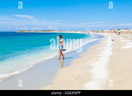 Cabras (Italie) - la ville touristique côtière de la région et de l'île de Sardaigne, avec plage, péninsule de Sinis et site archéologique de Tharros. Banque D'Images