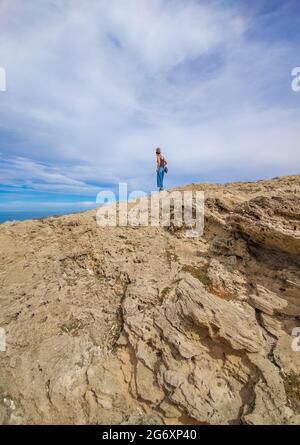 Cabras (Italie) - la ville touristique côtière de la région et de l'île de Sardaigne, avec plage, péninsule de Sinis et site archéologique de Tharros. Banque D'Images