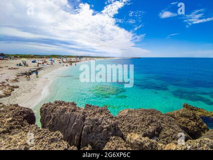 Cabras (Italie) - la ville touristique côtière de la région et de l'île de Sardaigne, avec plage, péninsule de Sinis et site archéologique de Tharros. Banque D'Images