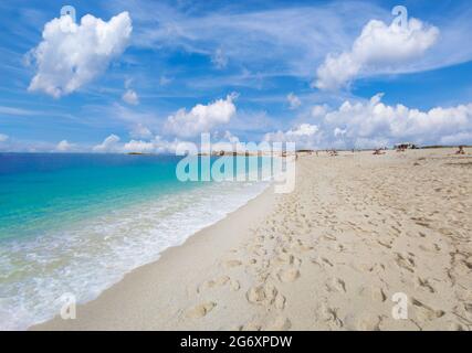 Cabras (Italie) - la ville touristique côtière de la région et de l'île de Sardaigne, avec plage, péninsule de Sinis et site archéologique de Tharros. Banque D'Images