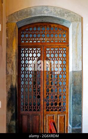 Porte avec grill en bois dans l'église baroque, Sao Joao del Rei, Minas Gerais, Brésil Banque D'Images