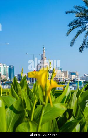 Centre culturel islamique Al-Fanar, avec fleurs en premier plan à Doha Banque D'Images
