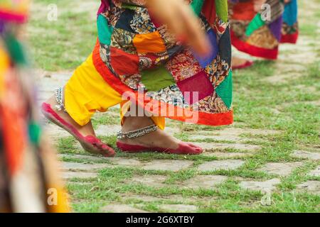 Kolkata, Inde - 1er mars 2018 : dancing des pieds de jeunes filles bengali avec maquillage festif de printemps, festival de printemps, connu sous le nom de Dol (à Bengali) ou Hol Banque D'Images