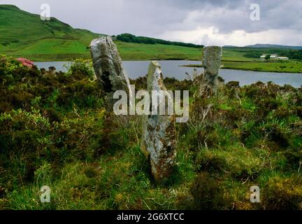 Voir E dans trois montants restants d'un cercle de pierre ou à quatre affiches par un petit loch à l'ouest de Kilmarie & Kikibost, Strathaird, île de Skye, Écosse, Royaume-Uni. Banque D'Images