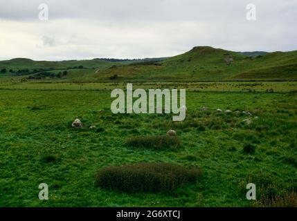 Vue W du cercle de pierres de Strontoiller situé dans les terres agricoles de Glen Lonan, au nord-est du Loch Nell, à l'ouest d'Oban, Argyll et Bute, Écosse, Royaume-Uni : 31 blocs de granit. Banque D'Images