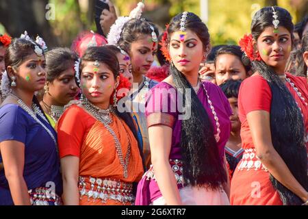 KOLKATA , INDE - 5 MARS 2015 : jeunes filles danseuses attendant de se produire au festival Holi / Spring, connu sous le nom de Dol (au Bengali) ou Holi (en hindi) celebr Banque D'Images