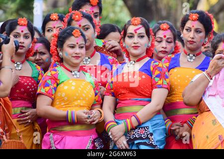 KOLKATA , INDE - 5 MARS 2015 : jeunes filles danseuses attendant de se produire au festival Holi / Spring, connu sous le nom de Dol (au Bengali) ou Holi (en hindi) celebr Banque D'Images