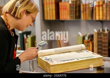 Newdièse, vert Wisborough. 09e juillet 2021. Silke Lohmann pose avec une copie de 1484 de la Comedia de Dante Alighieri, avec le commentaire de Christophoro Landino. Il porte une valeur estimée de £2000 - £3000 et est mis aux enchères à Bellmans livres et manuscrits encan le 15 juillet à 13h00. Crédit : james jagger/Alay Live News Banque D'Images