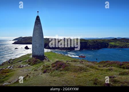 Le Baltimore Beacon donnait sur Skerkin Island et l'océan Atlantique. Comté de Cork, Irlande. Banque D'Images