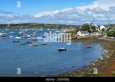 Vue sur le village côtier de Baltimore et une crique avec beaucoup de bateaux, West Cork en Irlande. Banque D'Images