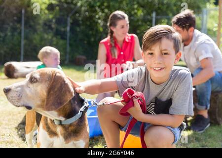 Famille d'accueil en prenant un chien de la refuge d'animaux donnant un nouvel accueil l'adoption de l'animal Banque D'Images