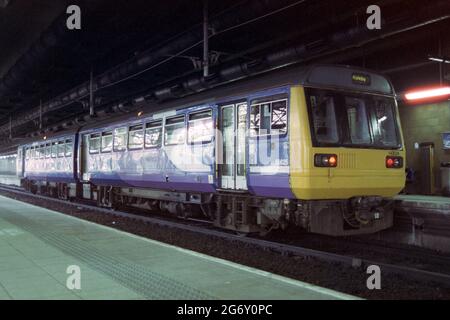 Manchester, Royaume-Uni - 2018: Un train-bus exploité par Northern à la gare Manchester Victoria. Banque D'Images