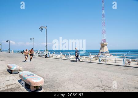 Joggeurs à Corniche Ain al Masheh près de la plage de l'AUB à Beyrouth, Liban Banque D'Images