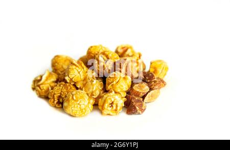 pop-corn caramel aux noix d'amande sur fond isolé Banque D'Images