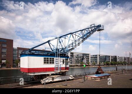 Ancienne grue de chargement en face du forum portuaire dans le port intérieur de Duisburg, Rhénanie-du-Nord-Westphalie, Allemagne. Alter Verladekran vor dem Hafenforum i Banque D'Images