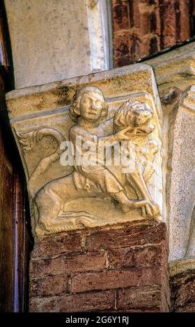 Italie Piémont Asti Catgedral rief détail du portail Banque D'Images