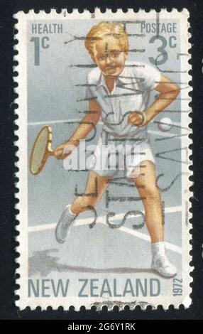 NOUVELLE-ZÉLANDE - VERS 1972: Timbre imprimé par la Nouvelle-Zélande, montre garçon joue au tennis, vers 1972 Banque D'Images