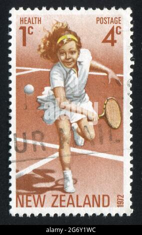 NOUVELLE-ZÉLANDE - VERS 1972: Timbre imprimé par la Nouvelle-Zélande, montre fille joue au tennis, vers 1972 Banque D'Images