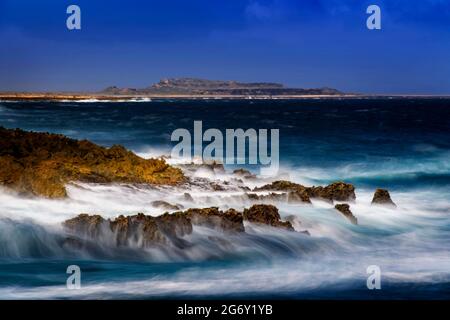 Partie sauvage de la côte avec le flou de mouvement, sur le côté nord-est de Bonaire, Antilles néerlandaises. Banque D'Images