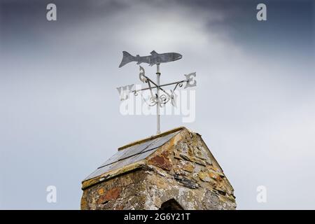 Photo : la weathervane au sommet de la chapelle du bord de mer. Mercredi 02 juin 2021 objet: Le village de MCG-YR-Eglwys où la plupart des maisons sont des vacances Banque D'Images