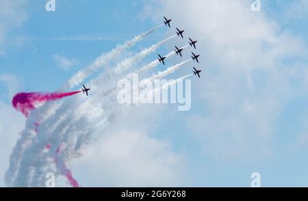 Sussex, Royaume-Uni. 09e juillet 2021. Goodwood House, West Sussex, Royaume-Uni. 9 juillet 2021. Les flèches rouges se font au Goodwood Festival of Speed 2021 de Goodwood House, West Sussex, le 9 juillet 2021. Photo de Phil Hutchinson. Utilisation éditoriale uniquement, licence requise pour une utilisation commerciale. Aucune utilisation dans les Paris, les jeux ou les publications d'un seul club/ligue/joueur. Crédit : UK Sports pics Ltd/Alay Live News Banque D'Images