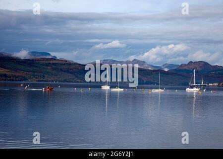 Vue sur les yachts de Gareloch, Argyll, Écosse Banque D'Images