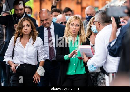 Turin, Italie. 08 juillet 2021. Giorgia Meloni, Présidente de Fratelli d'Italia (Frères d'Italie), réagit lors d'une présentation de son livre 'IO sono Giorgia' (je suis Giorgia). Credit: Nicolò Campo/Alay Live News Banque D'Images