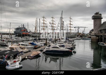 Falmouth, Cornwall, Royaume-Uni. 9 juillet 2021. SV Golden Horizon est un grand navire à cinq barques en acier, qui est conçu pour être utilisé comme navire de croisière. Initialement nommé Flying Clipper, le navire de luxe a été conçu par l'architecte naval polonais Zygmunt Choreń, pour Star Clippers Ltd. De Suède, Et construit par le chantier naval de Brodosplit à Split, Croatie le plus haut navire de croisière du monde, Golden Horizon, arrive à Falmouth pour sa première visite à Cornwall le vendredi 9 juillet, 525 pieds de long, paquebot de croisière à cinq mâts Credit: kathleen White/Alay Live News Banque D'Images