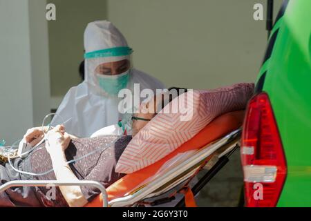 Jakarta, Indonésie. 9 juillet 2021. Un patient arrive à la salle d'urgence COVID-19 de l'hôpital régional public de Cengkareng à Jakarta, Indonésie, le 9 juillet 2021. Le nombre de cas de COVID-19 en Indonésie a augmenté de 38,124 en un jour, passant à 2,455,912, le nombre de décès ajoutant de 871 à 64,631, a déclaré vendredi le ministère de la Santé. Credit: Veri Sanovri/Xinhua/Alay Live News Banque D'Images