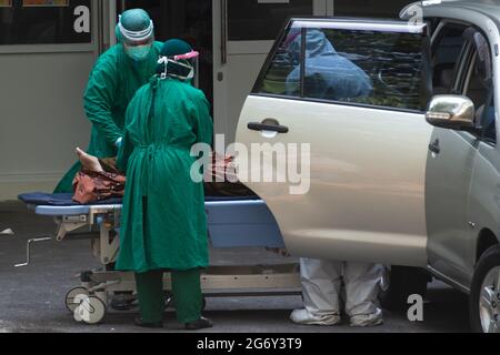 Jakarta, Indonésie. 9 juillet 2021. Les travailleurs médicaux déchargent un patient d'une voiture à la salle d'urgence COVID-19 de l'hôpital public régional de Cengkareng à Jakarta, Indonésie, le 9 juillet 2021. Le nombre de cas de COVID-19 en Indonésie a augmenté de 38,124 en un jour, passant à 2,455,912, le nombre de décès ajoutant de 871 à 64,631, a déclaré vendredi le ministère de la Santé. Credit: Veri Sanovri/Xinhua/Alay Live News Banque D'Images