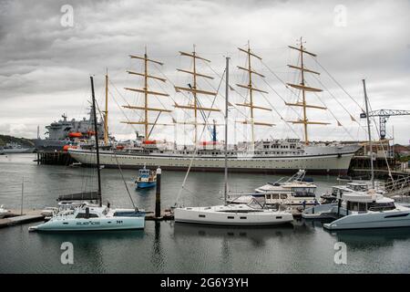 Falmouth, Cornwall, Royaume-Uni. 9 juillet 2021. SV Golden Horizon est un grand navire à cinq barques en acier, qui est conçu pour être utilisé comme navire de croisière. Initialement nommé Flying Clipper, le navire de luxe a été conçu par l'architecte naval polonais Zygmunt Choreń, pour Star Clippers Ltd. De Suède, Et construit par le chantier naval de Brodosplit à Split, Croatie le plus haut navire de croisière du monde, Golden Horizon, arrive à Falmouth pour sa première visite à Cornwall le vendredi 9 juillet, 525 pieds de long, paquebot de croisière à cinq mâts Credit: kathleen White/Alay Live News Banque D'Images