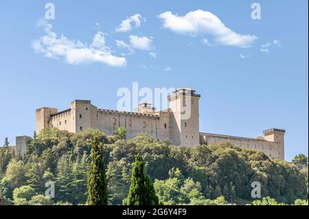 Vue panoramique sur l'ancienne Rocca Albornoziana donnant sur le centre historique de Spoleto, en Italie Banque D'Images