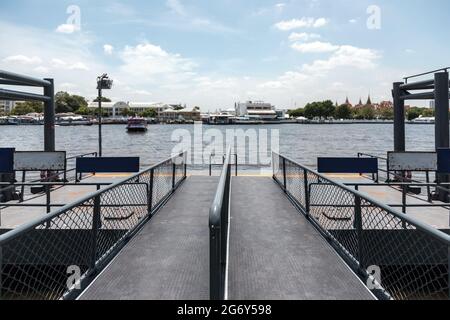 Station de bateau publique sur Bangkok Thaïlande pour les passagers qui débarque du bateau à la rivière Banque D'Images