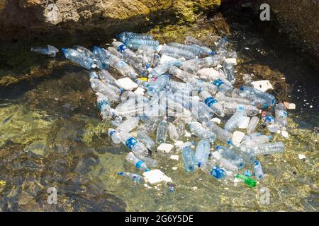 Bouteilles en plastique laissées sur le bord de mer à Beyrouth, Liban Banque D'Images