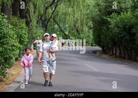 Taiyuan, province chinoise du Shanxi. 2 juillet 2021. Les touristes visitent le village de Dazhai de Jinzhong City, dans la province du Shanxi, au nord de la Chine, le 2 juillet 2021. Credit: Yang Chenguang/Xinhua/Alamy Live News Banque D'Images