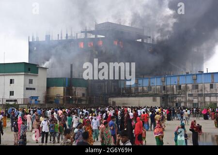 Narayanganj, Bangladesh - le 09 juillet 2021 : l'incendie qui a éclaté à l'usine de Hashem Foods Ltd à Narayanganj, près de Dhaka. Au moins 52 corps étaient r Banque D'Images