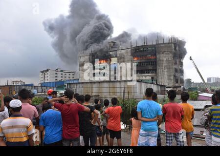 Narayanganj, Bangladesh - le 09 juillet 2021 : l'incendie qui a éclaté à l'usine de Hashem Foods Ltd à Narayanganj, près de Dhaka. Au moins 52 corps étaient r Banque D'Images