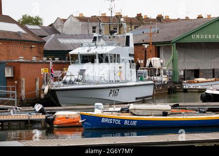 HMS exploit, P167, navire de patrouille côtière de la classe Archer, amarré dans le chantier naval d'Underfall, à Bristol Harbour. Ville de Bristol, Angleterre Banque D'Images