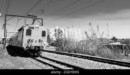 JOHANNESBURG, AFRIQUE DU SUD - 06 janvier 2021 : Soweto, Afrique du Sud - 08 2018 septembre - train de banlieue se déplaçant au cœur de Soweto, Johannesburg Banque D'Images