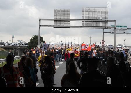 Manifestation des employés d'ADP (aéroports de Paris) à Roissy contre le PACTE (Plan d'adaptation des contrats de travail), parfois une réduction de deux mois de salaire par an. Paris, France, le 9 juillet 2021. Photo de Pierrick Villette/avenir Pictures/ABACAPRESS.COM Banque D'Images